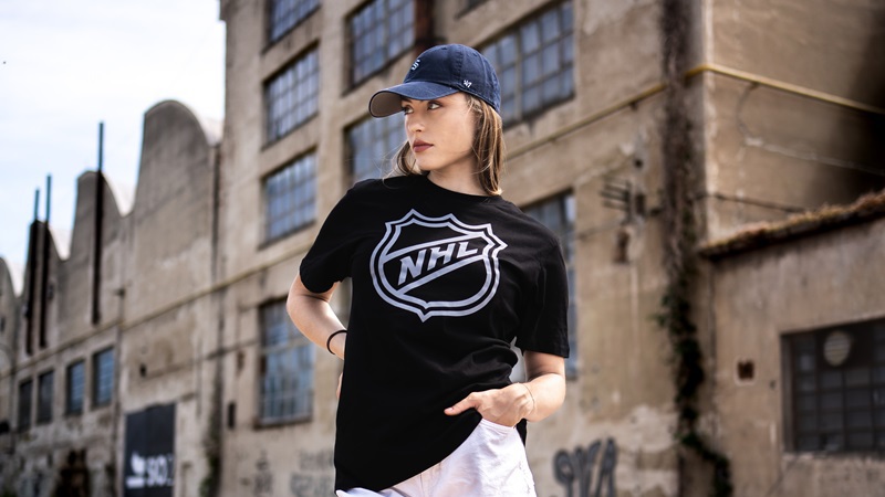 Mladá žena má na sobě oficiální NHL merch v podobě trička